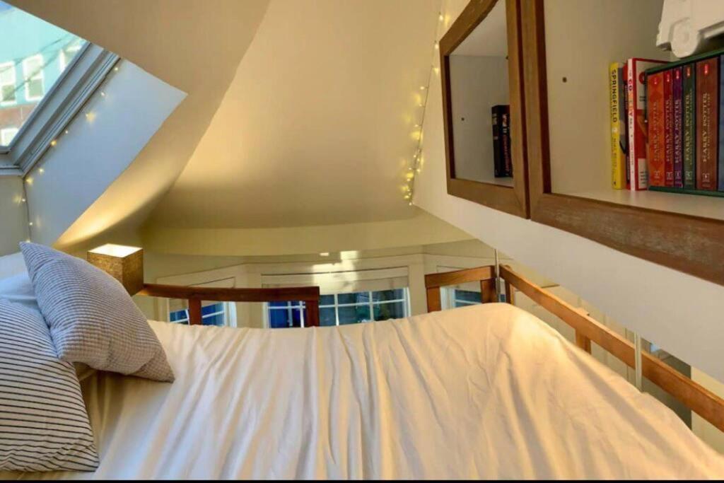 Adorable Cozy House With Parking And Loft! Villa Seattle Exterior photo